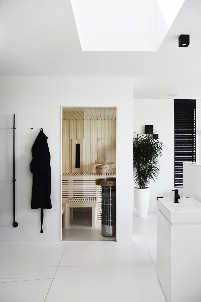 Minimalistische villa in zwart-wit