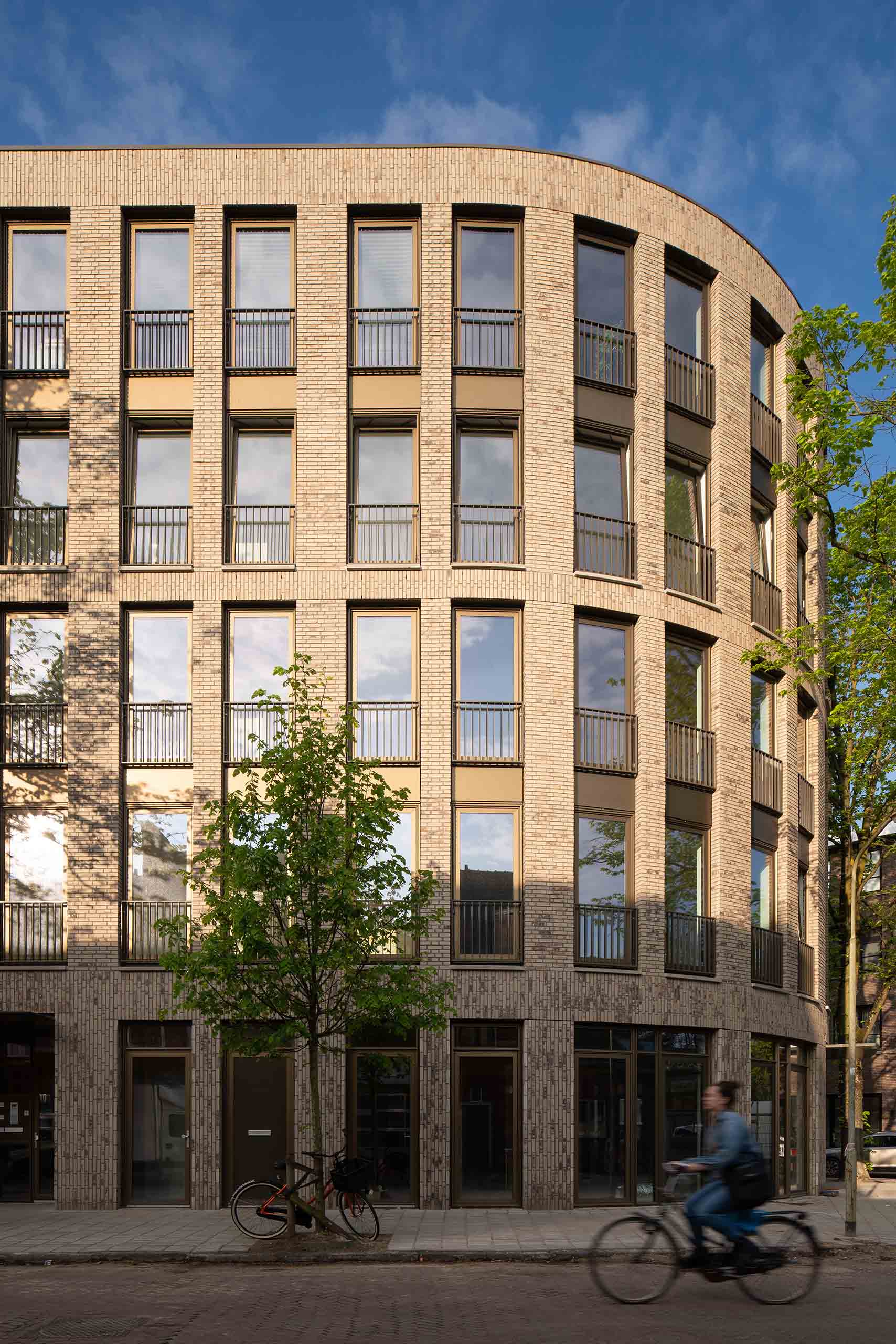 wooncomplex appartementengebouw Haarlem ronde gevel in de zon