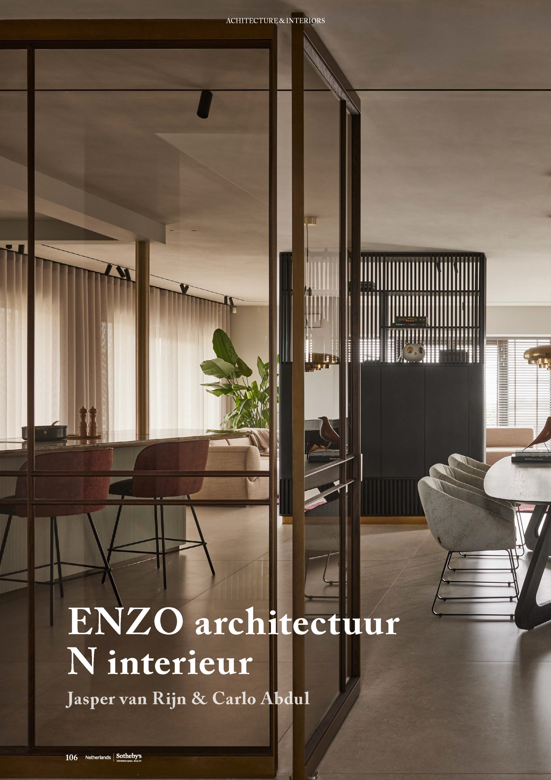foto van een interieur met vooraan een glazen deur met messing roedes en in de achtergrond een zwarte kast eettafel vlinder van Zoen by ENZO met stoelen