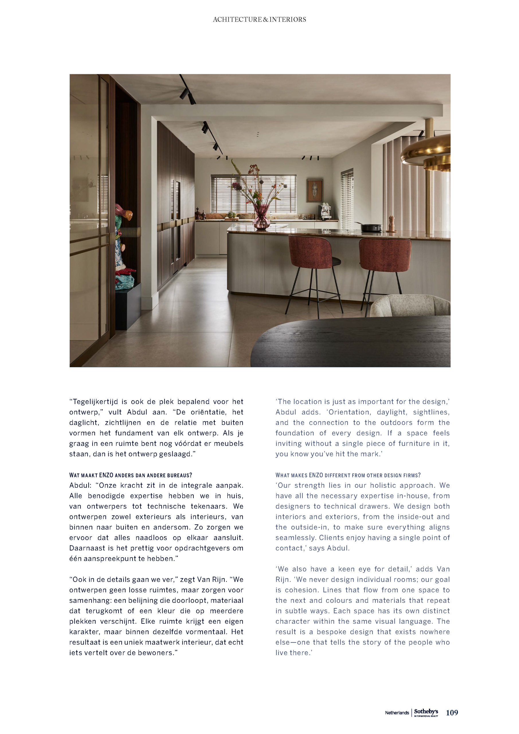 magazine pagina met een bovenaan een interieurfoto van een keuken met rode barstoelen, messing lamp, dodo sculptuur en wand van notenhout