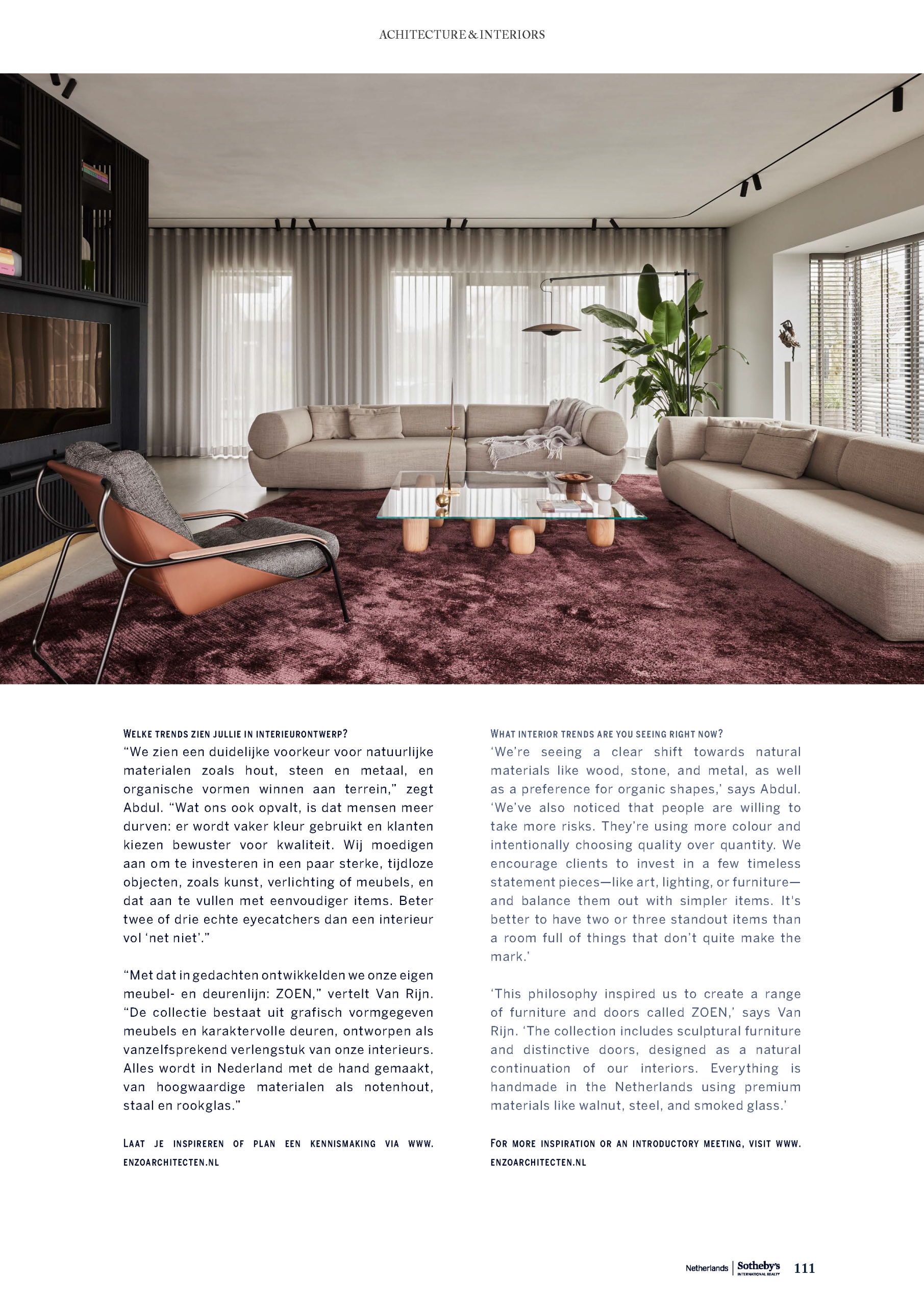 magazinepagina met bovenin een interieurfoto van een woonkamer met een beige bank een groot bordeaux rood tapijt en een glazen salontafel met houten poten en een grote zwarte kast. Oonderin de pagina staat de tekst van het artikel.